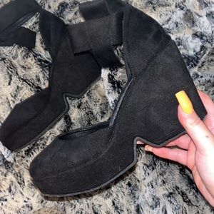Black bow faux suede wedges